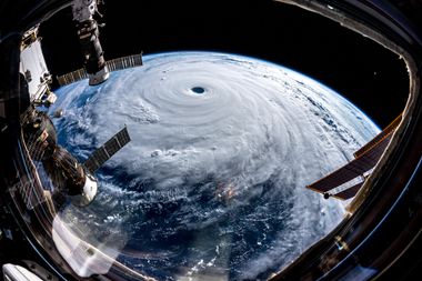 Photo du cyclone Zorbas depuis IIS. sont visibles les modules Soyouz et express ainsi qu’un météore