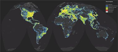 carte du monde sombre avec des hautes couleurs montrant un haut niveau de lumière artificielle surtout dans les grandes métropoles et les pays du nord.