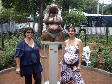 Florence Lafleur pose avec Agnès Farrugia aux cotés de la statue Femme : mutilation