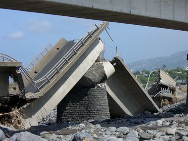 pont au dessus de la rivière Saint-Étienne. Le tablier est tombé des deux coté et même la pile est brisée.