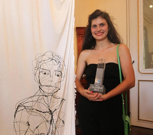 Julie Joly et sa sculpture: Mayaj