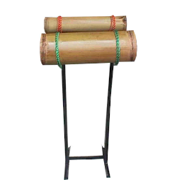 Piker formé de deux nœuds de bambou tenus par des cordes sur un pied en métal