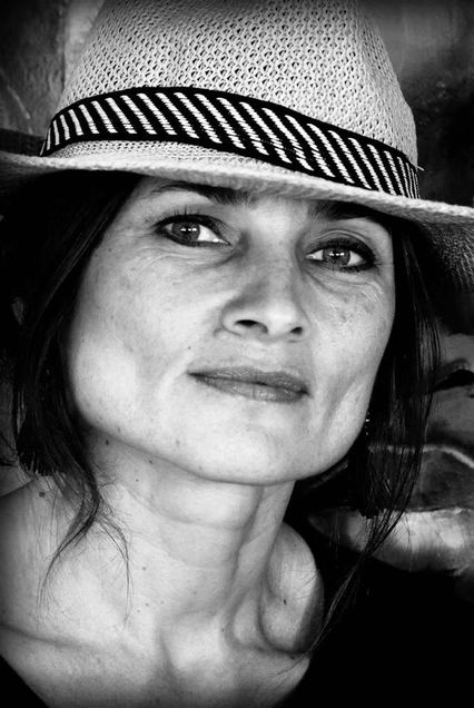 Portrait noir et blanc de Géraldine Gabin avec un chapeau