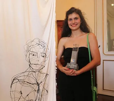 Julie Joly et sa sculpture: Mayaj