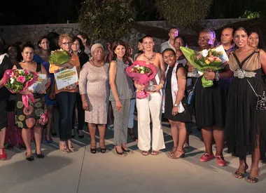 photo de femmes dans un cercle dont certaines ont des bouquets de fleurs