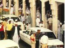 Photo montrant du monde dans la rue devant une mosquée