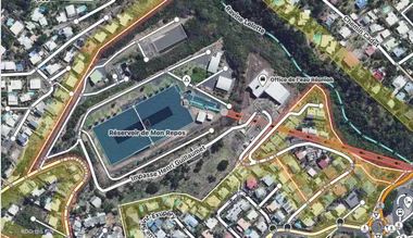 Capture d'écran d'Openstreetmap centrée sur le réservoir de mon repos, très grande piscine entourée de quartiers avec de grandes villas.