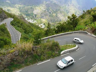 la route nationale 5 vue de haut avec le village du Palmiste-Rouge en arrière plan