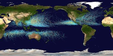 carte du monde avec la trace de tous les cyclones tropicaux en couleurs de l’échelle de Saffir-Simpson.