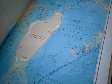 vue un peu coupée de la page d'un Atlas géologique montrant Madagascar, les Mascareignes, les Comores et les Seychelles avec les reliefs sous-marins. Les légendes sont en russe et en anglais.