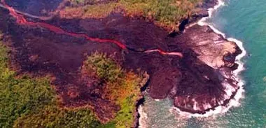 vue aérienne de la coulée de lave se solidifiant et plongeant dans la mer