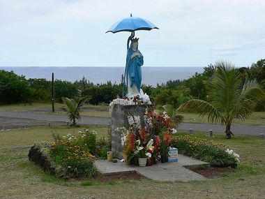 Viège au parasol. Statue d ela vierge avec un parasol en fer bleu sur la tête