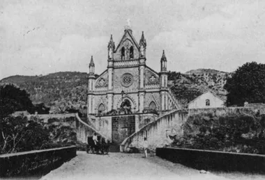 photo noir et blanc d'une église accessible pardes escaliers en hauteur au bout d'une rue