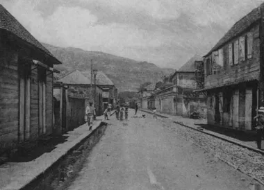 photo noir et blanc rue rectiligne avec des maisons aux façades de bois de part et d'autre