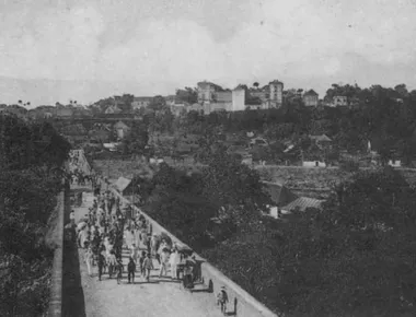 photo noir et blanc d'un pont vu de haut avec denombreuses personnes qui le traverse