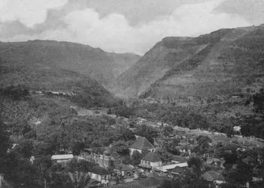 photo noir et blanc s'une vallée encaissée avec quelques maisons en aval