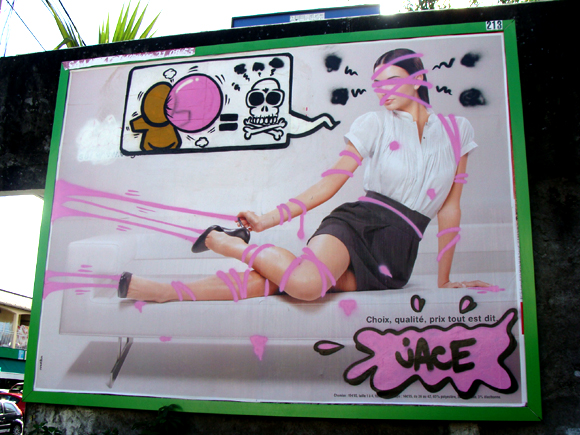 Gouzou super doué qui arrive à ligoter les filles sur les affiches rien qu'avec un chewing gum rose