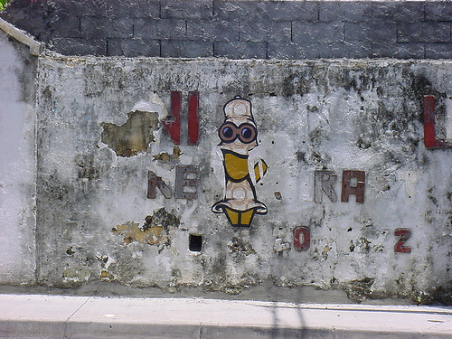 Gouzou fille sur vieux mur