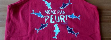dessin Même pas peur avec des requins sur un t-shirt Pardon! violet