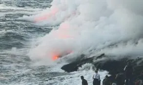 Le volcan rejoint la mer dans un nuage de vapeur