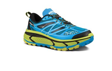 La Hoka one one Mafate Speed de couleur bleu vif avec une semelle vert pomme bariolée de traits noirs et bleus. La marque Hoka est écrite en jaune sur l'avant de la tige.