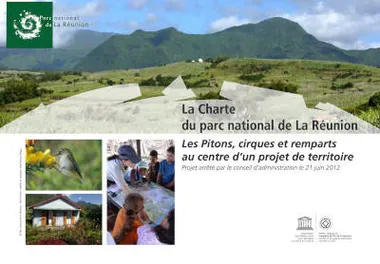 Couverture de la Charte avec un tuit tuit et une case créole en couverture