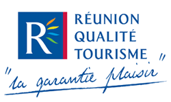 Label qualité tourisme R blanc sur fond bleu