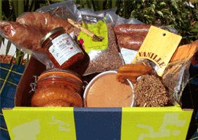 colis postal colistoufé carton ouvert avec des produits et des bocaux dedans