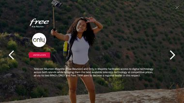 Jeune femme en short qui se prend en photo avec une tige à selfie devant une ravine