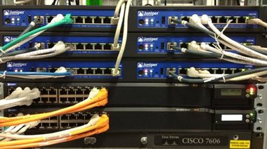 Switchs Juniper et Cisco connectés