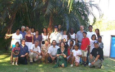 Pavel Vinogradov en visite à la Réunion photo de groupe sous les palmiers